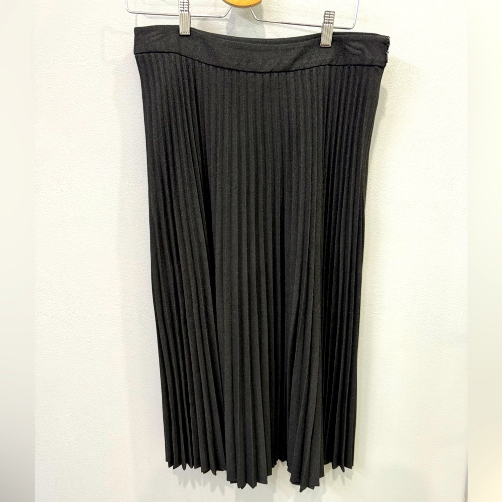 Like new LOFT pleaded skirt